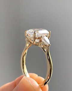 แหวนพลอยสามเม็ดสีเงินสเตอร์ลิง925 2.25CTW ลูกแพร์มรกตแหวนเพชรโมอิสซาไนต์แท้แหวนหมั้นสำหรับงานแต่งงานของผู้หญิง - Product Image 2