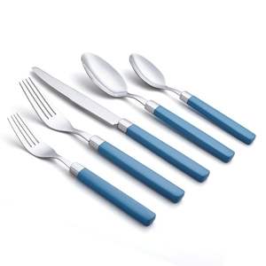 Ensemble de couverts en acier avec manche en résine rouge, disponible dans toutes les couleurs, vaisselle en acier pour mariage et événements - Product Image 2