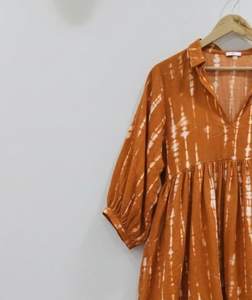 Robe midi rose à imprimé floral tie-dye faite à la main |   Robe bohème 100% coton faite à la main à taille naturelle pour femmes - Product Image 2