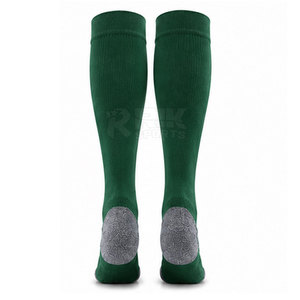 Chaussettes de football sur mesure fabriquées au Pakistan, chaussettes de football sportives avec logo coloré, design personnalisé. - Product Image 5