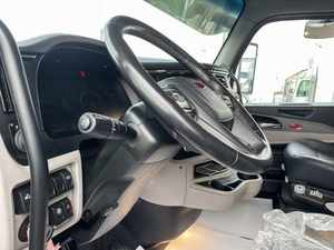 COMPRE CON NOSOBRAS: Camión Semirremolque Sleeper 2025 589 Económico - 510HP Envío Mundial Puerta a Puerta - Product Image 3