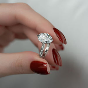 Anillo Vintage hecho a mano con solitario de moissanita ovalada alargada de 4,41 CT y banda de media eternidad de diseñador para boda o regalo - Product Image 2