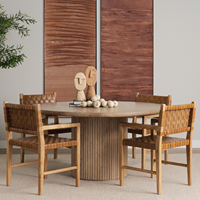 Table de salle à manger de cuisine en bois de manguier massif de forme ronde, de taille compacte, artisanale, avec un motif de linte, base sur pied