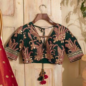 Magnifique sari de créateur en tissu Jimmy de qualité supérieure avec des broderies complexes en fils et des paillettes, accompagné d'un chemisier assorti - Product Image 5