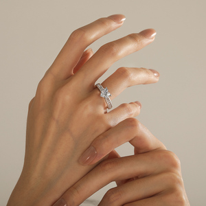 แหวนหมั้นรูปหัวใจแบบกำหนดเองของ Jeulia พร้อมวงแหวนเพชรทรงเหลี่ยมมรกต - Product Image 5