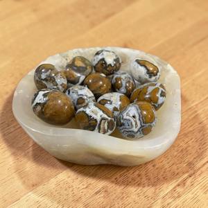 Pierre de poche en jaspe breccié poli naturel, cristal de guérison, spécimen minéral pour collection de cristaux et méditation - Product Image 1