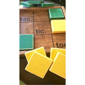 Vente en gros Ensemble de jeu rustique en bois Tic Tac Toe avec plateau et grands blocs Décoration de table basse style ferme Jeu de société Tic Tac Toe - Product Image 2