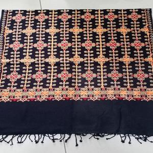 Écharpe longue d'hiver pour femme en acrylique respirant, lourdement brodée, traditionnelle, teinte avec des franges sur les deux côtés - Product Image 3