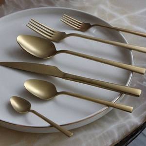 Service de couverts contemporain en métal mat idéal pour les professionnels culinaires et les hôtes - Product Image 5