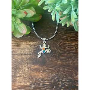 Pendentif grenouille Julius Burbank multi-pierres et argent sterling serti clos, plaqué or rose et rhodium, motif chiffres - Product Image 1