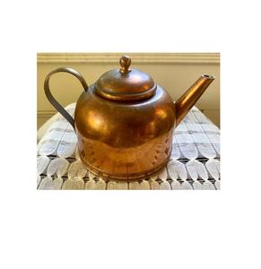 Handmade vintage <b>copper</b> kettle with brass <b>knob</b> and curved lines ideal for decorators collectors or chefs - Product Image 2