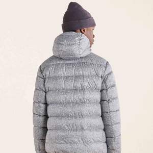 Chaqueta de plumón para hombre respetuosa con el medio ambiente personalizada OEM | Aislamiento sostenible, ropa de invierno urbana elegante - Product Image 2