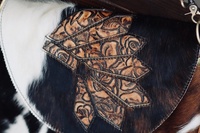 Luxuriöse Boho-Umhängetasche für Damen mit Stickerei, Perlenverzierung, Blumenmuster, Ketten & Perlen, Sattelform, Reißverschluss - Sofort Lieferbar
