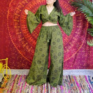 Ensemble jupe longue évasée style bohème avec haut à volants et imprimé floral, tenue féerique années 70, mode hippie - Product Image 4