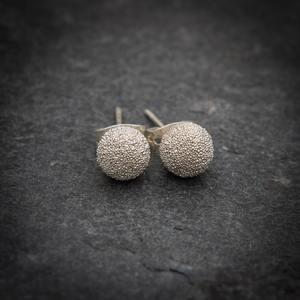 Boucles d'oreilles décoratives rondes en argent sterling massif 925, bijoux faits à la main, cadeaux impressionnants. - Product Image 1