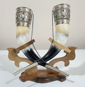 Cuerno Medieval para Beber de Alta Calidad, 100% Seguro para Alimentos, Latón con Concha Pulida y Soporte de Hierro, Artesanía Natural para Decoración Navideña - Product Image 1