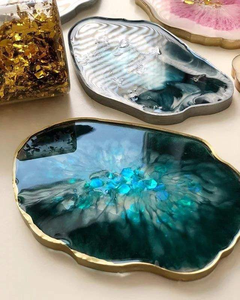 Plateau de service en résine aux couleurs modernes et audacieuses, conçu pour se démarquer comme pièce maîtresse des tables ou pour la décoration d'événements à domicile. - Product Image 5