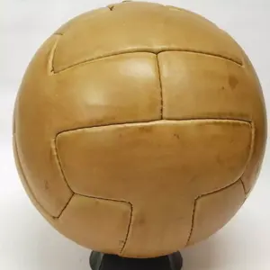 Ballon de football classique au design vintage en cuir véritable adapté aux cadeaux et aux promotions - Product Image 6