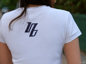 Camiseta Casual Personalizada para Mujer, 100% Algodón Peinado, Premium, Gruesa, Manga Corta, Cuello Redondo, Logotipo en la Espalda - Product Image 6