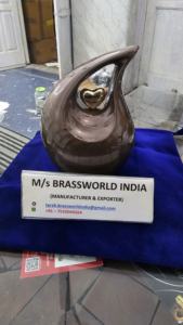 Meilleur prix de gros pour les urnes funéraires en aluminium noir brillant pour adultes fabriquées en Inde pour les funérailles - Product Image 3