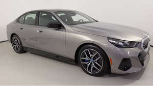 Voiture d'occasion certifiée 2025, faible kilométrage, transmission automatique, sièges en cuir, jamais accidentée et prête à rouler - Product Image 3