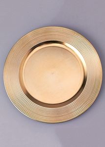 Plato de presentación metálico diseñado para complementar temáticas de comedor rústico con un elegante acabado antiguo. - Product Image 3
