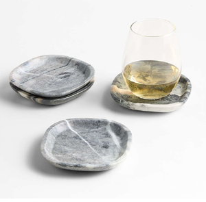 Sous-verres ronds en marbre rouge foncé et blanc avec des motifs de pierre audacieux et luxueux. Disponible à prix de gros. - Product Image 3