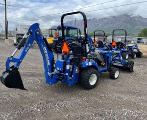 Tracteur compact sur roues New Holland Workmaster 25S 25HP avec attache de pelle rétrocaveuse 4x4, équipement agricole - Product Image 1