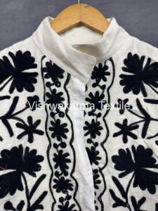 Veste courte bohème à col montant, en coton velours fait main en Inde, avec motif floral brodé Suzani, écologique et finie - Product Image 3