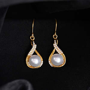 Pendientes colgantes de plata Esin Fashion con detalles de perlas auténticas - Product Image 2