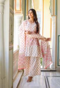 Ensemble Kurti en coton imprimé floral rose pour femmes avec col rond et manches bouffantes, stylé avec Sharara et dupatta assorti - Product Image 5