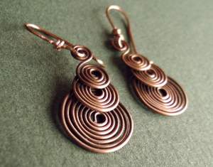 Boucles d'oreilles en cuivre artisanales traditionnelles uniques avec de beaux détails floraux oxydés pour les occasions ethniques indiennes - Product Image 2