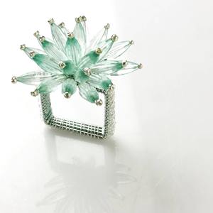 Les anneaux de serviette en cristal et en métal de couleur ciel rehaussent les repas de style buffet en ajoutant une touche de sophistication aux ambiances décontractées. - Product Image 2