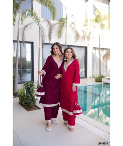 Costume Salwar Kameez pour femmes, style indien et pakistanais, en velours avec de riches broderies en zari, véritable travail de miroir et de dentelle Moti - Product Image 1