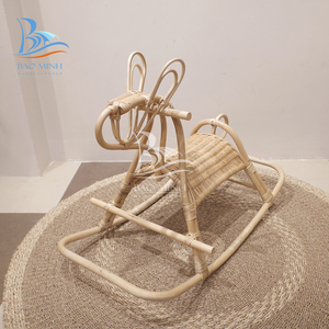 Cheval à bascule en rotin naturel écologique pour enfant, fabriqué au Vietnam - Product Image 1