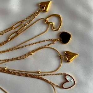 Collar de Eslabones Gruesos con Corazón Chapado en Oro de 18K, Moderno, de Acero Inoxidable con Diamantes de Titanio, Perlas y Circonitas, Hipoalergénico - Product Image 1