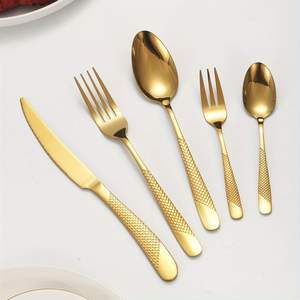 Juego de cubiertos de metal con superficie pulida, ideal para mantener su aspecto brillante mediante un uso constante en el hogar. - Product Image 4