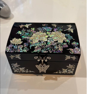 กล่องโลหะนกยูงสีฟ้าทรงสี่เหลี่ยมผืนผ้าพร้อมกุหลาบสีทองหรูหราและแถบเลื่อนบรรเทาที่เท้า/ฝามีจำหน่ายในราคาขายส่ง - Product Image 2