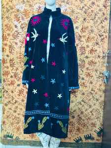 Veste Suzani multicolore en velours, veste longue de créateur pour femmes, design magnifique - Product Image 2