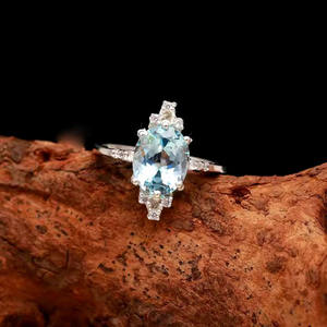 Bague de fiançailles classique tendance pour femme en argent sterling 925 avec topaze bleue solide taille brillant et sertissage à griffes plaqué or - Product Image 4