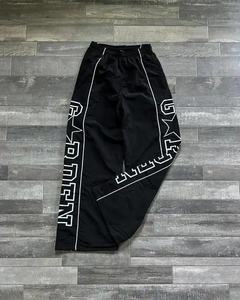 Pantalon en nylon pour homme de haute qualité, personnalisé OEM, respirant, streetwear, bande latérale brodée personnalisée, anti-rides, coupe mi-haute, coupe droite - Product Image 5