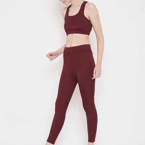 Conjunto de yoga para mujer diseñado para entrenamiento activo con tela elástica suave que ofrece comodidad equilibrada para actividades de gimnasio. - Product Image 1