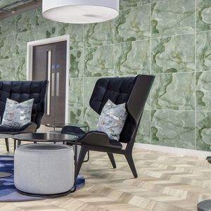 Transforme los interiores con un elegante azulejo de porcelana de 60x60cm fabricado en mármol italiano de la India, aspecto de buen acabado superficial, azulejo de pared - Product Image 1