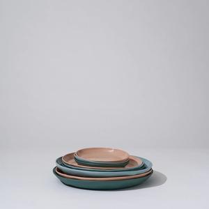 Ensemble d'assiettes en céramique bleu océan, finition artistique émaillée, design empilable, choix durable pour une présentation de table élégante - Product Image 6