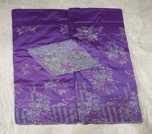 Le classique George Wrapper nigérian au charme modeste, avec broderies sur tissu taffetas à motifs abstraits et floraux, idéal pour les tenues de soirée. - Product Image 1