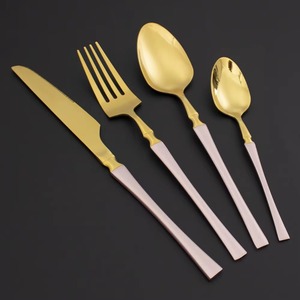 Ensemble de couverts élégant en acier inoxydable avec tête dorée et manche blanc, idéal pour les repas en famille, les fêtes, les occasions spéciales et comme idée cadeau - Product Image 3