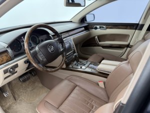 Volkswagen Phaeton 4.2L <span class=keywords><strong>V8</strong></span> berline de luxe d'occasion 2012, suspension pneumatique, portes à fermeture assistée, climatisation 4 zones, voiture de luxe discrète ultime - Product Image 5