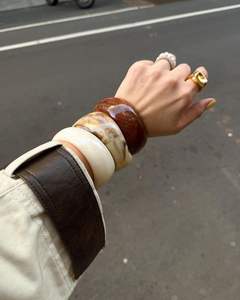 Brazaletes de Resina Impermeables de Lujo Hechos a Mano para Damas, Colores Personalizados, Acabado Premium, Accesorio de Moda para Boutique - Product Image 1