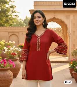 Nuevo diseñador de ropa diaria e informal para mujer, Kurtis cortos de rayón pesado y parte superior con hermoso trabajo de bordado, Kurtis cortos de bajo precio - Product Image 4