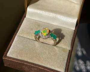 Bague cocktail en argent sterling 925 plaqué rhodium avec opale naturelle et émeraude, ornée de diamants, pour un anniversaire - Product Image 6